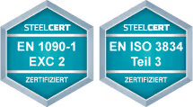 Zwei sechseckige Zertifikatsplaketten mit Aufschriften: links EN 1090-1 EXC 2, rechts EN ISO 3834 Teil 3.
